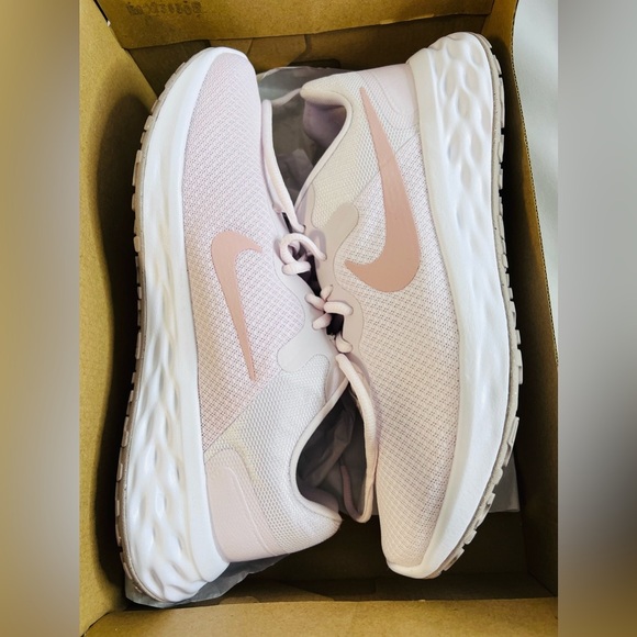 Women Nike Revolution 6 NN Running Shoes Light Violet/Champagne White DC3729 500 - Picture 3 of 10